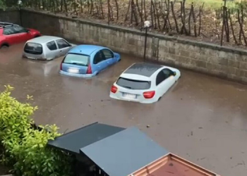 Rrebeshe shiu dhe stuhi, bashkia nxjerr njoftimin: Ka rrezik! Mos parkoni makinat në zonën…