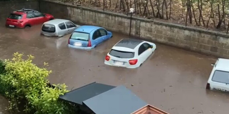 Rrebeshe shiu dhe stuhi, bashkia nxjerr njoftimin: Ka rrezik! Mos parkoni makinat në zonën…