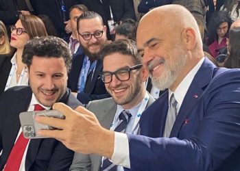 Saliu e Meta në protestë/ Befasisht “shfaqet” Edi Rama. Foto duke buzëqeshur me…