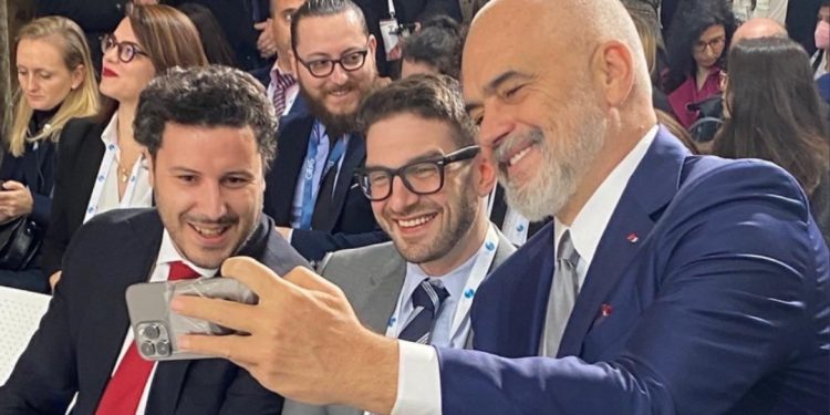 Saliu e Meta në protestë/ Befasisht “shfaqet” Edi Rama. Foto duke buzëqeshur me…