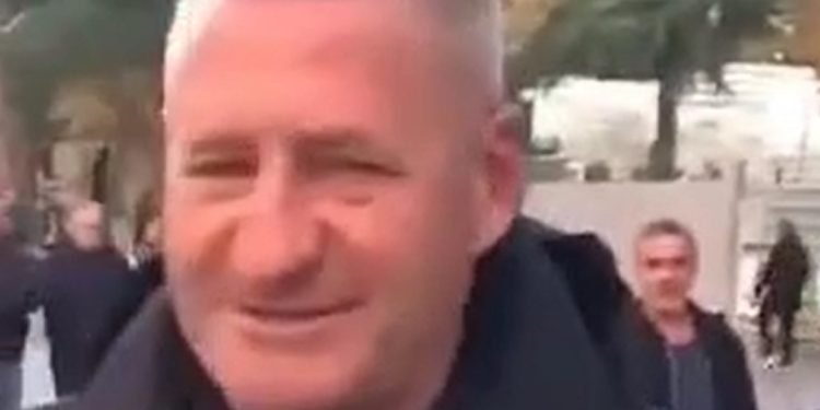 Po nuk iku Rama? Nard Ndoka lëshon gojën në protestë: Ku të ikë, në p…. të sëmës? (VIDEO)