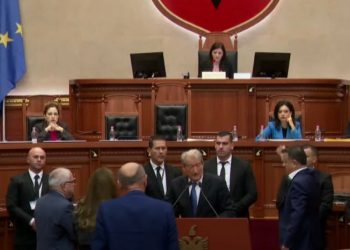 E FUNDIT/ “Plas” në Kuvend, Berisha-Flamur Noka dhe të tijtë pushtojnë foltoren, ndërpritet…