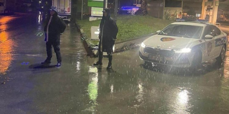 Shqipëria nën “pushtetin” e shiut, Policia bën njoftimin e rëndësishëm: Autostrada Tiranë – Durrës…(Ja situata)