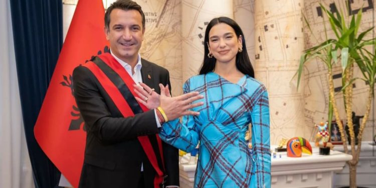 Mori nënshtetësinë shqiptare, betohet këngëtarja Dua Lipa, Veliaj: Jam krenar që…