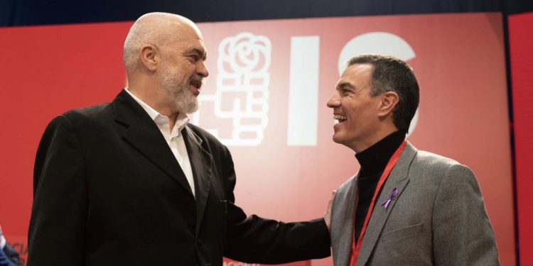 Rama nga Spanja zublon FITUESIN, ja kush do ta drejtojë familjen globale Socialiste