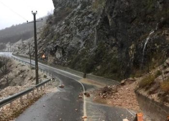 Moti i keq/ Rënie gurësh dhe bllokim rrugësh, ja si paraqitet situata në të gjithë vendin
