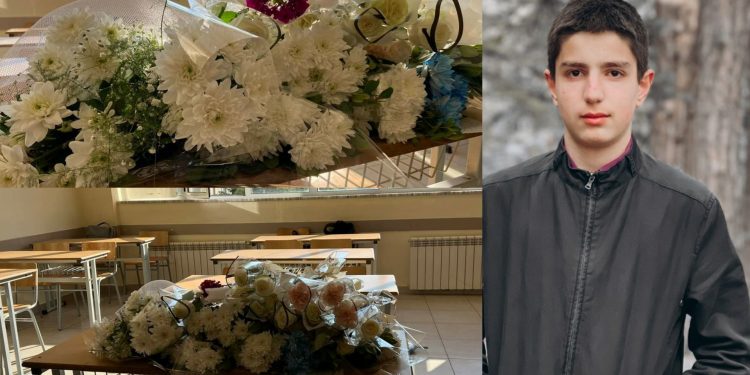 Nxënës ekselent i “Qemal Stafës”, shokët mbushin me lule bankën e Flavios, ndërron jetë pas…