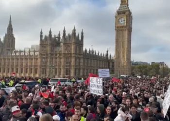 Protestë shembullore/ Shqiptarët i drejtohen parlamentit në Londër: Të na kërkohet falje, ose…