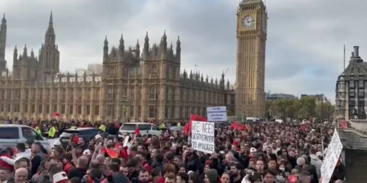 Protestë shembullore/ Shqiptarët i drejtohen parlamentit në Londër: Të na kërkohet falje, ose…