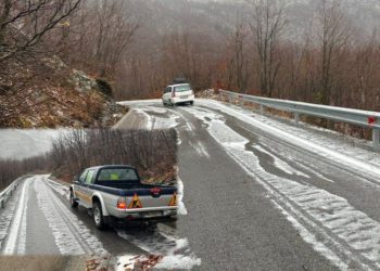 Fotolajm/ Zyrtarisht ka hyrë dimri në vendin tonë! Bie bora e parë në Shqipëri…