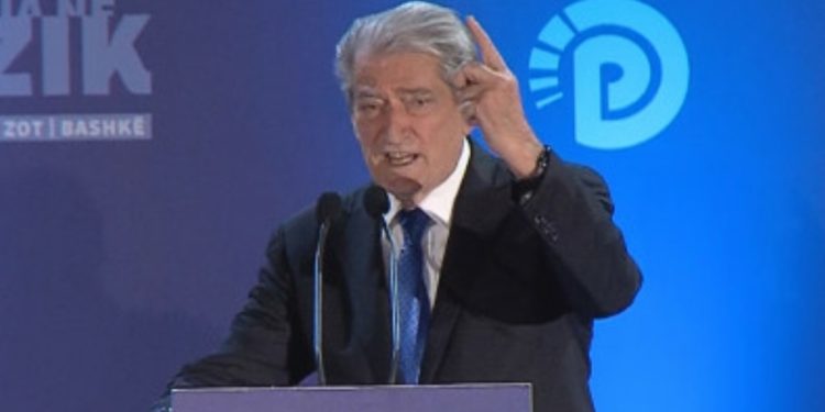 Pas 30 vitesh, Berisha del ende në protestë me thirrjen “vdekje komunizmit”, është njësoj…