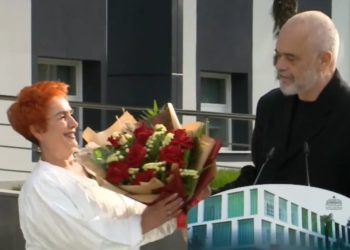 Inagurohet spitali i ri në QSUT, Rama i jep buqetë me lule Çomos: Shumë mirënjohje, do ta çojmë…