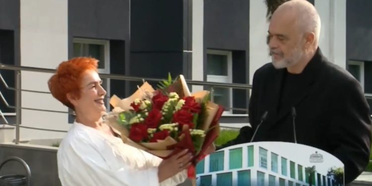 Inagurohet spitali i ri në QSUT, Rama i jep buqetë me lule Çomos: Shumë mirënjohje, do ta çojmë…
