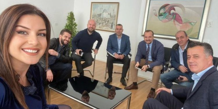 Grupi i Berishës “tallet” me të përmbyturit: Javë të mbarë miq dhe me mot…