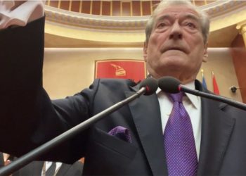 Berisha merr “peng” foltoren e Kuvendit, bën veprimin e papritur: Nxjerr nga xhepi…