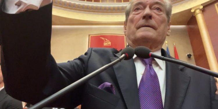 Berisha merr “peng” foltoren e Kuvendit, bën veprimin e papritur: Nxjerr nga xhepi…