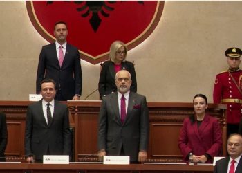 Nis mbledhja e përbashkët e Kuvendit të Shqipërisë dhe Kosovës, të gjithë në këmbë për…