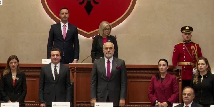 Nis mbledhja e përbashkët e Kuvendit të Shqipërisë dhe Kosovës, të gjithë në këmbë për…