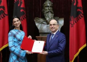 Dua Lipa merr shtetësinë shqiptare, Presidenti Begaj ka një mesazh për artisten me famë botërore…
