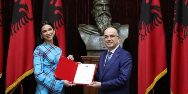 Dua Lipa merr shtetësinë shqiptare, Presidenti Begaj ka një mesazh për artisten me famë botërore…