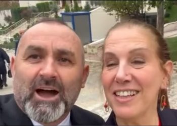 “Ejani të gjithë këtu, të gjithë”/ Ulsi Manja dhe ministrja kanë një kërkesë për Shqiptarët…