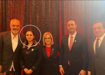 Kush është gruaja në të djathtë të Ramës, ka një histori jete të veçantë: 14 vjeçe doli…