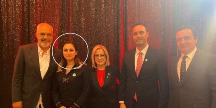 Kush është gruaja në të djathtë të Ramës, ka një histori jete të veçantë: 14 vjeçe doli…