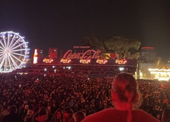 “Me ty shpirtin kemi sot, o flamuri më i bukur në bot!”/ Sheshi i mbushur plot, ja çfarë po ndodh…