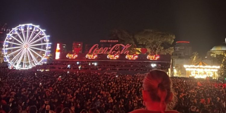 “Me ty shpirtin kemi sot, o flamuri më i bukur në bot!”/ Sheshi i mbushur plot, ja çfarë po ndodh…