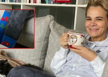 I shoqi ndez motorët e protestës, Monika shfaqet në krah të maces, ja detaji tek çorapet dhe…