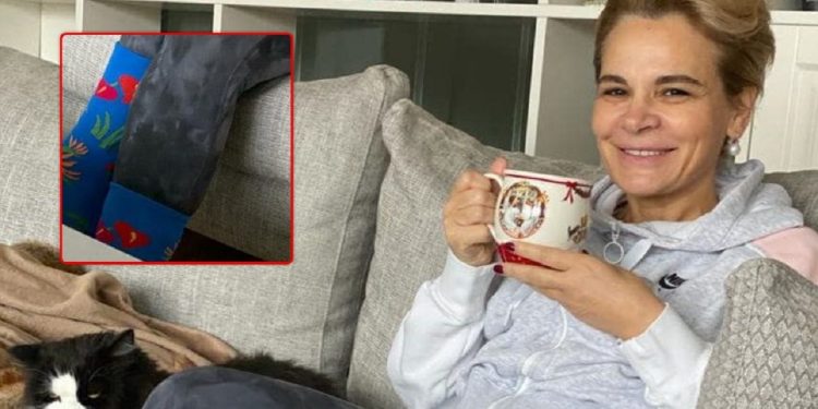 I shoqi ndez motorët e protestës, Monika shfaqet në krah të maces, ja detaji tek çorapet dhe…