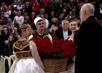 Befasohet nga shporta gjigante me lule në Vlorë, Rama jep përgjigjen epike: Kaq sa…