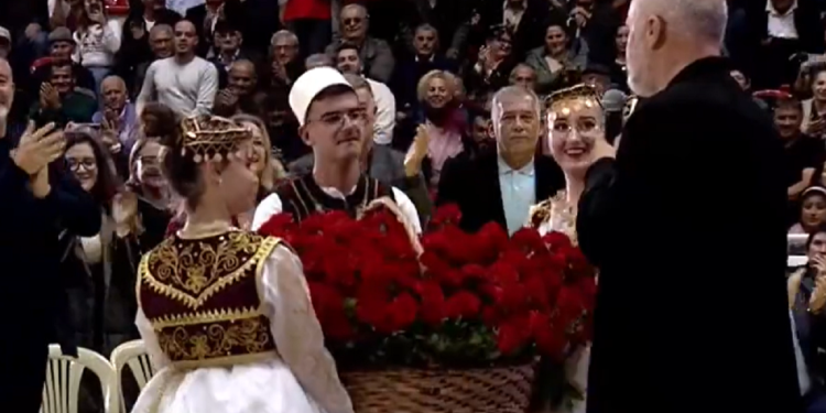 Befasohet nga shporta gjigante me lule në Vlorë, Rama jep përgjigjen epike: Kaq sa…
