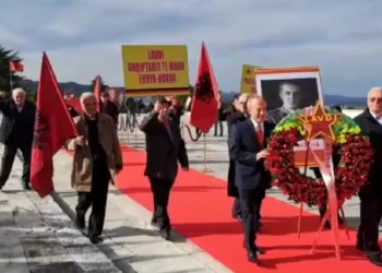 Me foton e Enver Hoxhës në duar, nostalgjikët bëjnë gjestin e papritur në Ditën e Çlirimit…