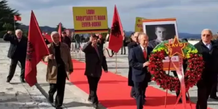 Me foton e Enver Hoxhës në duar, nostalgjikët bëjnë gjestin e papritur në Ditën e Çlirimit…