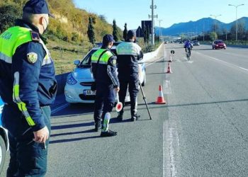 Policia bën kërdinë! Hiqen 250 patenta, “goditen” rastet ku shoferët tentuan që…