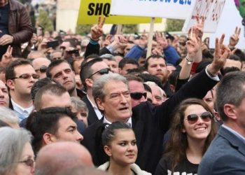 Berisha i fton të gjithë në protestë, përveç një personi. Ja kush nuk duhet të vijë…