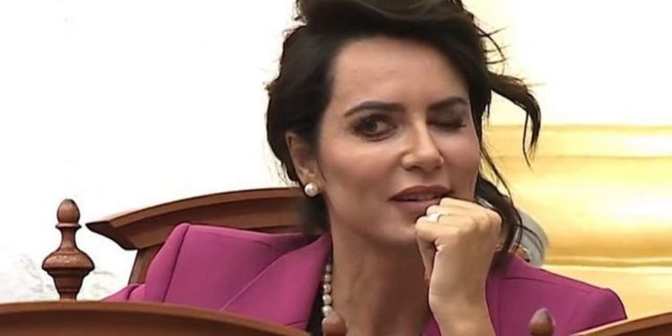 E FUNDIT/ “Tërmet” në PD, Grida Duma lë mandatin e deputetes, çfarë po ndodh në…