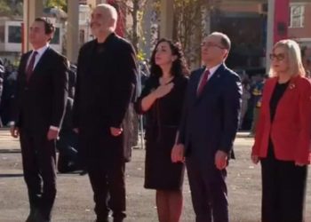 110 vjetori i shpalljes së Pavarësisë, nis ceremonia e ngritjes së flamurit në Vlorë. Ja detaji befasues…
