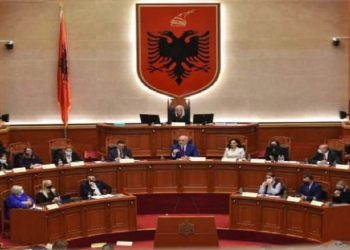 Të dehur brenda sallës, Kuvendi përjashton 2 deputetët e PD, bënë veprime…