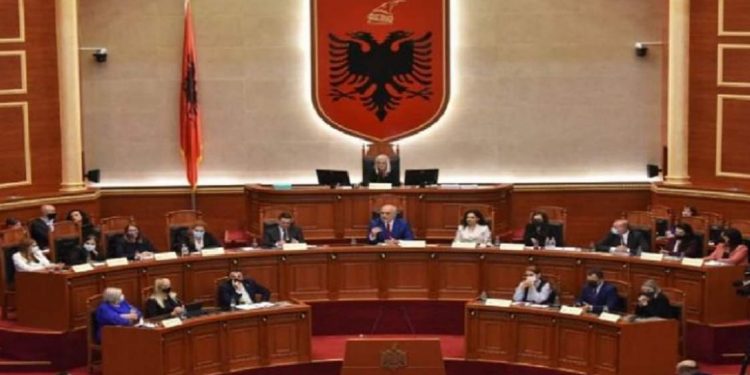 Të dehur brenda sallës, Kuvendi përjashton 2 deputetët e PD, bënë veprime…