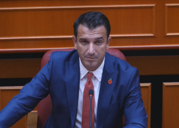 Berisha në protestë ditën e Samitit në BE/ Reagon Veliaj: Sa turp! Ja ku është…