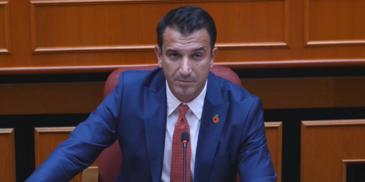 Berisha në protestë ditën e Samitit në BE/ Reagon Veliaj: Sa turp! Ja ku është…