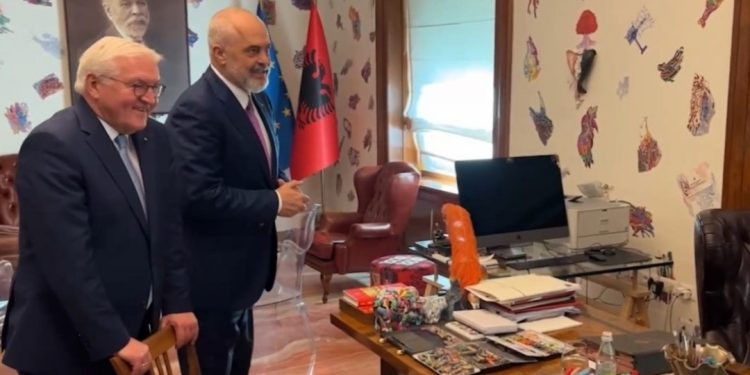 “Të gjitha janë të tuat”/ Presidenti gjerman takohet me Ramën, i bien në sy menjëherë…