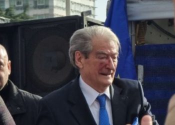 Sali Berisha reagon pasi u godit me GRUSHT nga një qytetar: Nuk ndalem, do të…