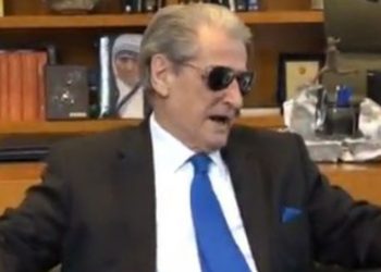 FOTOLAJM/ Pas grushtit, Sali Berisha shfaqet me syze dielli në zyrë, për herë të parë…