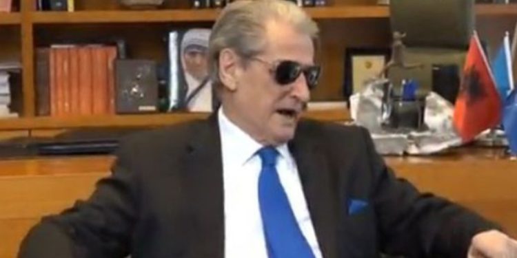 FOTOLAJM/ Pas grushtit, Sali Berisha shfaqet me syze dielli në zyrë, për herë të parë…