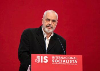 Me vargjet e Migjenit, Kryeministri Rama jep mesazhin për “8 Dhjetorin”: Rini, thueja…