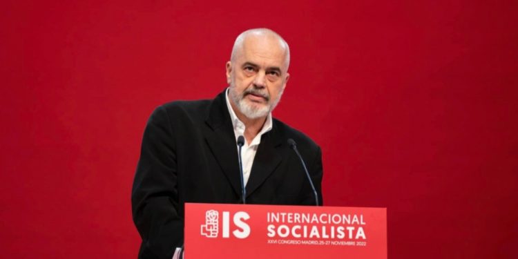 Me vargjet e Migjenit, Kryeministri Rama jep mesazhin për “8 Dhjetorin”: Rini, thueja…