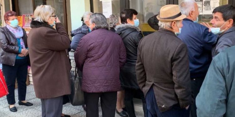 Mijëra pensionistë në Shqipëri marrin bonusin e fundvitit, shpërblimi skadon pas muajit…